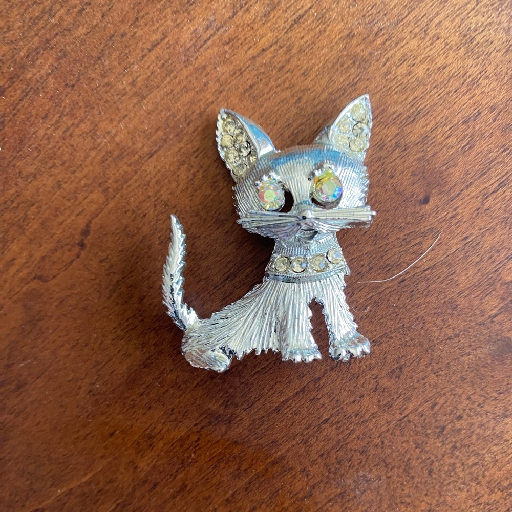 silver color cat with rhinestone eyes vintage brooch pin, about 1.5 inches‎ tall